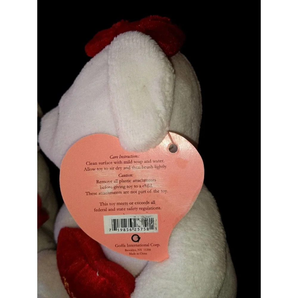 NWT Goffa, white kissing plush bears with heart and flower